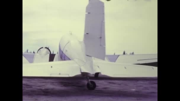 宝库礁 巴哈马可能是1965年 60年代在跑道上的飞机 — 图库视频影像