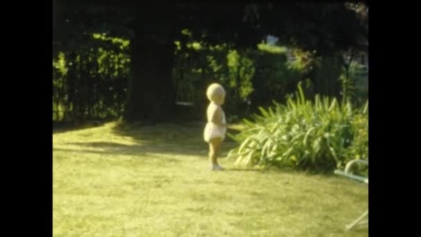 1958年 昭和33年 6月フランス グロー50代の人の庭の家族の記憶 — ストック動画