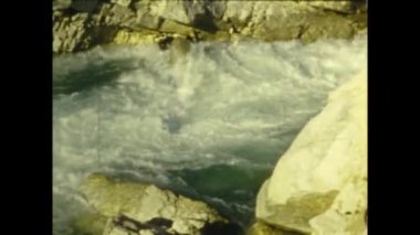 Fransız Rivierası, Fransa Ağustos 1958: 50 'lerde kayalar arasında akarsu