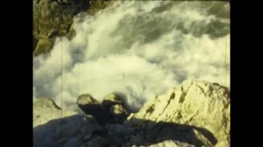 Fransız Rivierası, Fransa Ağustos 1958: 50 'lerde kayalar arasında akarsu