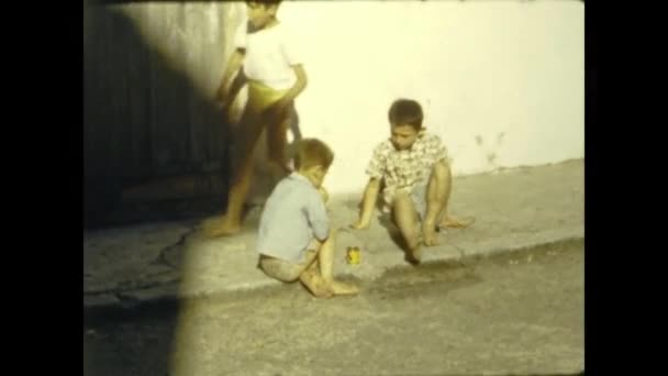 Grimaud Γαλλία Ιούνιος 1958 Φτωχά Παιδιά Παίζουν Καθισμένα Στο Πεζοδρόμιο — Αρχείο Βίντεο