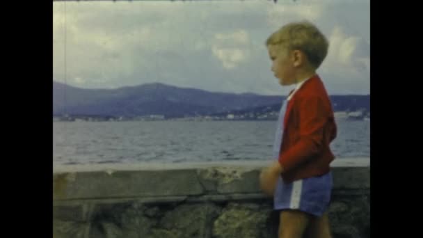 Grimaud France June 1958 Children Rocks Sea 50S — Vídeos de Stock