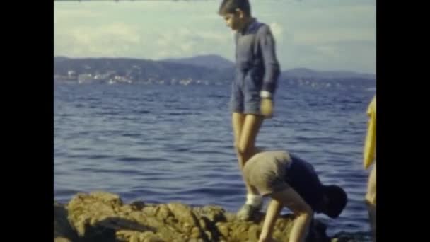 Grimaud France June 1958 Children Rocks Sea 50S — Vídeos de Stock