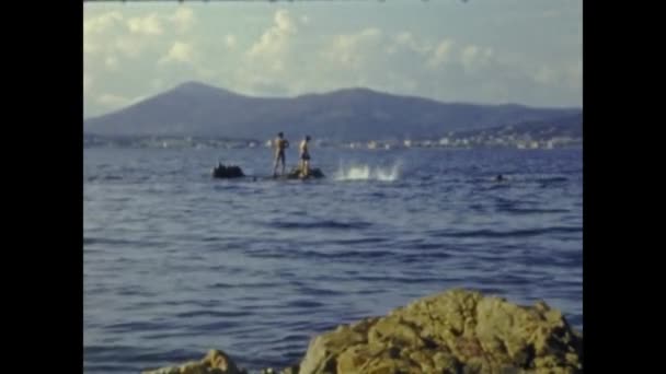 Grimaud Frankrijk Juni 1958 Kinderen Rotsen Aan Zee Jaren — Stockvideo