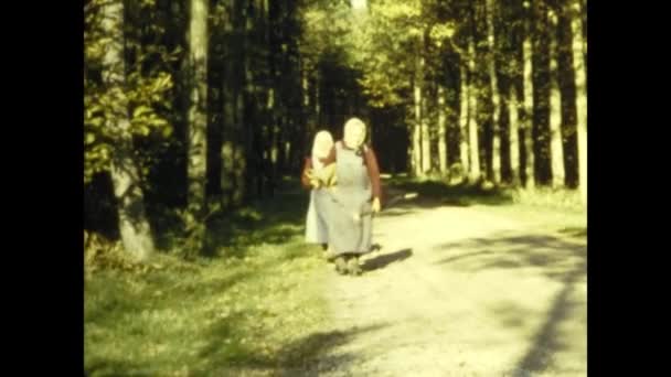 París Francia Octubre 1958 Viejas Campesinas Caminan Por Camino Los — Vídeos de Stock