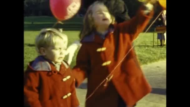 Parigi Francia Ottobre 1958 Bambini Con Palloncini Autunno Negli Anni — Video Stock