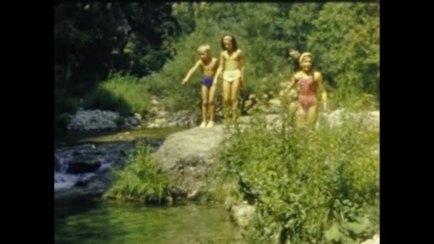 1958年8月 法国里维拉 50年代儿童在山上的河里洗澡 — 图库视频影像