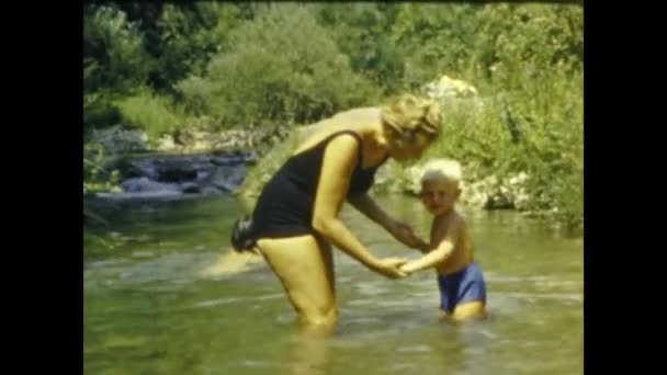 Французская Ривьера Франция Август 1958 Дети Купаются Реке Горах — стоковое видео