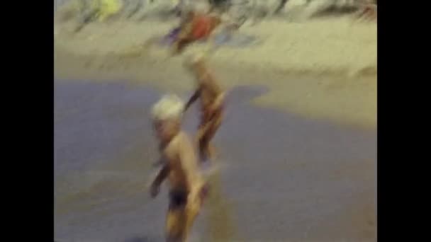 法国里维拉 1958年8月 50年代儿童海滩场景 — 图库视频影像