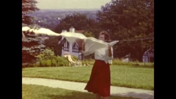 París Francia Mayo 1958 Mujer Cuelga Ropa Jardín Los Años — Vídeos de Stock