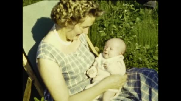 1958年 法国巴黎 50年代的母亲和婴儿的家庭记忆 — 图库视频影像