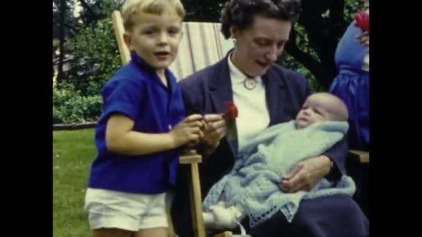 Paris Frankreich Mai 1958 Familienerinnerungen Von Mutter Und Kind Den — Stockvideo