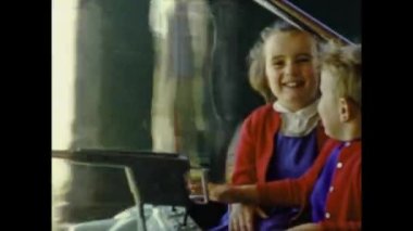 Paris, Fransa 1958: 50 'li yıllarda atlıkarıncaya binen çocuklar