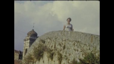 Montalto Ligure, İtalya Haziran 1958: Kız 50 'lerde köprüden indi