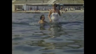 Sanremo, İtalya Haziran 1958: Çocuklar 50 'li yıllarda deniz kıyısında tatil yaptılar