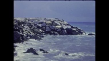 Sanremo, İtalya Haziran 1958: 50 'lerde dalgaların kayalara çarptığı kıyı şeridi