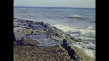 Sanremo, İtalya Haziran 1958: 50 'lerde dalgaların kayalara çarptığı kıyı şeridi