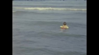 Sanremo, İtalya Haziran 1958: Çocuklar 50 'li yıllarda deniz kıyısında tatil yaptılar