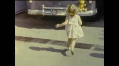 Paris, Fransa Haziran 1953: 50 'lerde kırsal kesimdeki aile anılarında küçük bir kız ve anne