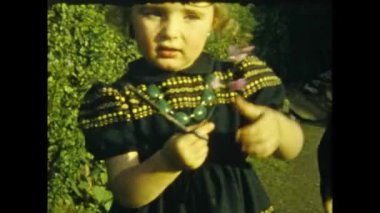 Paris, Fransa Haziran 1953: Küçük kız 50 'li yıllarda bahçede çiçek topluyor