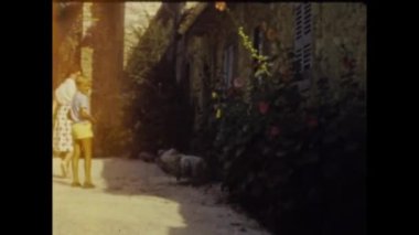 Avignon, Fransa Haziran 1961: Çocuklar 60 'larda el ele yürüyor