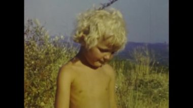 Avignon, Fransa Haziran 1961: Doğadaki sarışın çocuk 60 'lı yıllarda kapandı