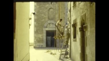 Barselona, İspanya Haziran 1955: Tuğlacılar 1950 'lerde güvenlik olmadan askıya alınmış yürüyüş yolunda çalışıyorlar