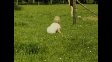 Paris, Fransa Temmuz 1958: 50 'lerde bahçede ilk adımlar