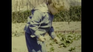 Paris, Fransa Temmuz 1958: Bahçe çocuğu bitkileri 50 'lerde öğreniyor