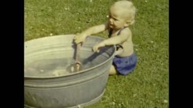 Paris, Fransa Temmuz 1958: Bebekler yaz aile anıları 50 'li yıllarda açık hava bahçesi