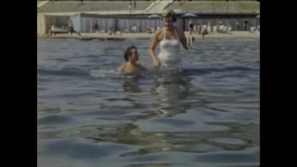 Sanremo Italy June 1958 Children Vacation Sea Beach 50S — Stockvideo