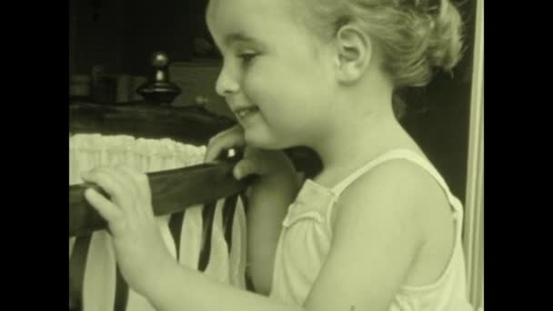 Paris Frankreich Juni 1953 Schwester Betrachtet Das Baby Der Krippe — Stockvideo