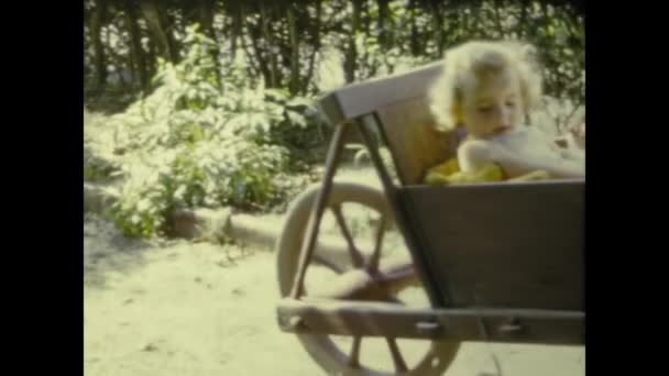 Париж Франция Июнь 1953 Маленькая Девочка Мама Сельской Местности Семейные — стоковое видео