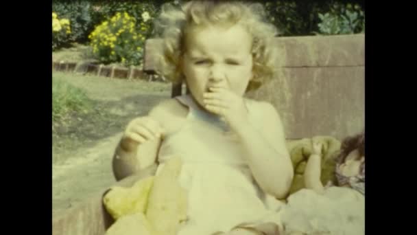 Paris France June 1953 Little Girl Mom Countryside Family Memories — Stockvideo