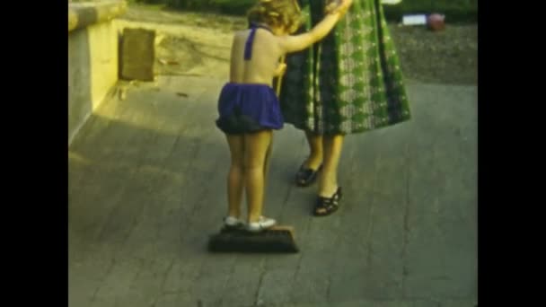 Paris Frankreich Juni 1953 Kleines Mädchen Und Mutter Auf Dem — Stockvideo