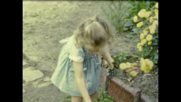 Parijs Frankrijk Juni 1953 Meisje Verzamelt Bloemen Tuin Jaren — Stockvideo