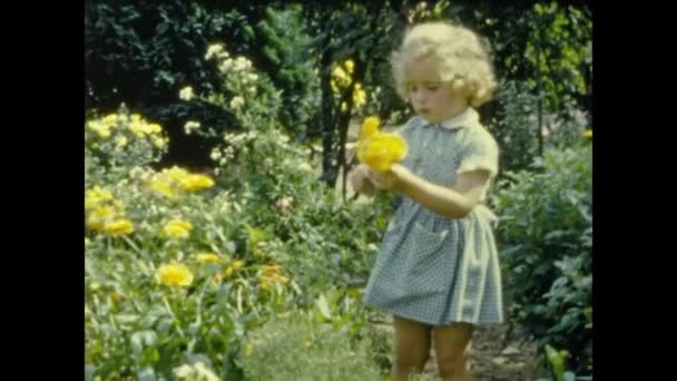Paris Frankreich Juni 1953 Kleines Mädchen Sammelt Den 50Er Jahren — Stockvideo
