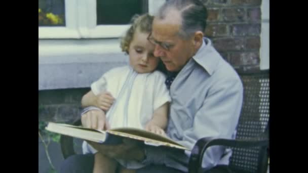 Paryż Francja Czerwiec 1953 Dziadek Czyta Bajki Małej Dziewczynce Latach — Wideo stockowe