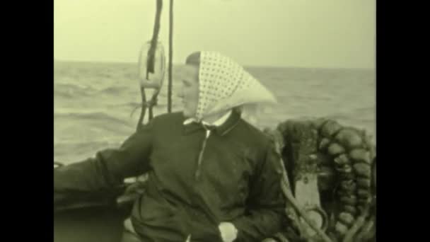 1953年 昭和28年 6月フランス 50歳で漁船の船員 — ストック動画