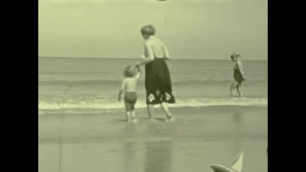1953年 昭和28年 6月フランス パリ50歳の子供の海浜家族の記憶 — ストック動画