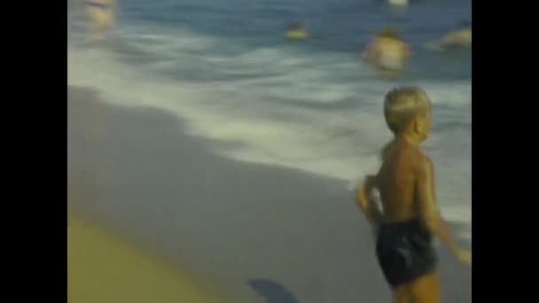 1961年6月フランス アヴィニョン ビーチの休日のシーン — ストック動画