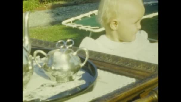 1959年 昭和34年 6月フランス 50歳で庭で遊ぶ — ストック動画