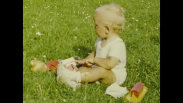 Paris France July 1958 Children Plays Toys Garden Summer 50S — Video Stock