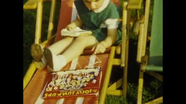 Paryż Francja Lipiec 1958 Mała Dziewczynka Czyta Komiksy Latach Tych — Wideo stockowe