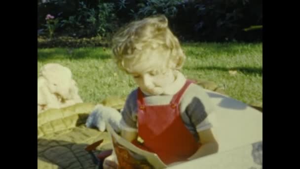 1958年7月 法国巴黎 50多岁的小女孩带着玩具 — 图库视频影像
