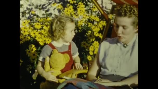 Paris France July 1958 Mother Reads Fairy Tales Child 50S — Vídeos de Stock