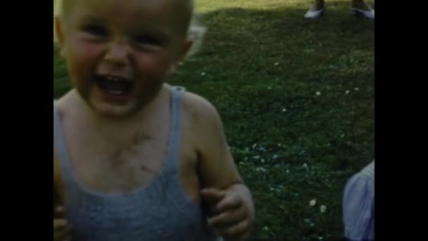 Paris France July 1958 Babies Summer Family Memories Outdoor Garden — Vídeo de Stock