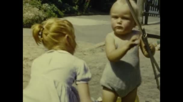 1958年7月 法国巴黎 50年代婴儿夏季家庭记忆室外花园 — 图库视频影像