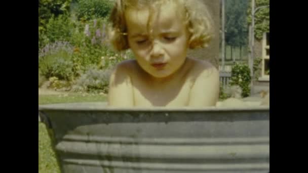 Paryż Francja Lipiec 1958 Dzieci Kąpią Się Basenie Latem Ogrodzie — Wideo stockowe