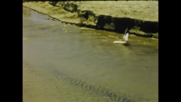 Grimaud France June 1958 Дети Играют Игрушечной Лодкой Реке — стоковое видео